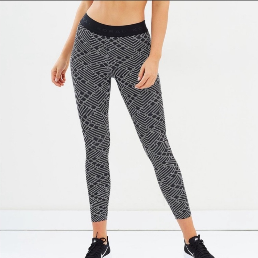 Koral textured pattern black & white leggings SM